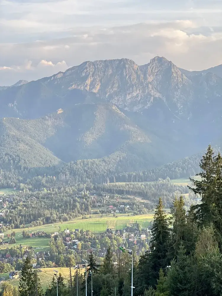 Bjerget Giewont rejser sig over Zakopane og de grønne skråninger en sommerdag