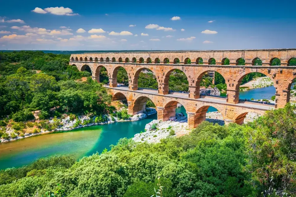 Den romerske akvædukt Pont du Gard i tre etager over floden Gardon