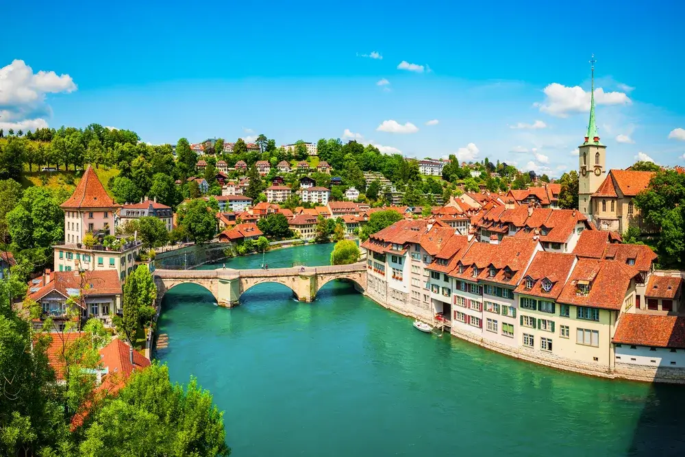 Luftfoto af Berns gamle by med Nydeggkirche, Untertorbrücke og den turkise Aare