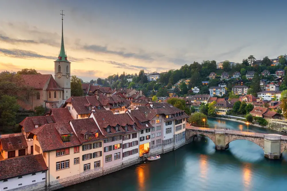Berns gamle by og Nydeggkirche ved Aare i tusmørke