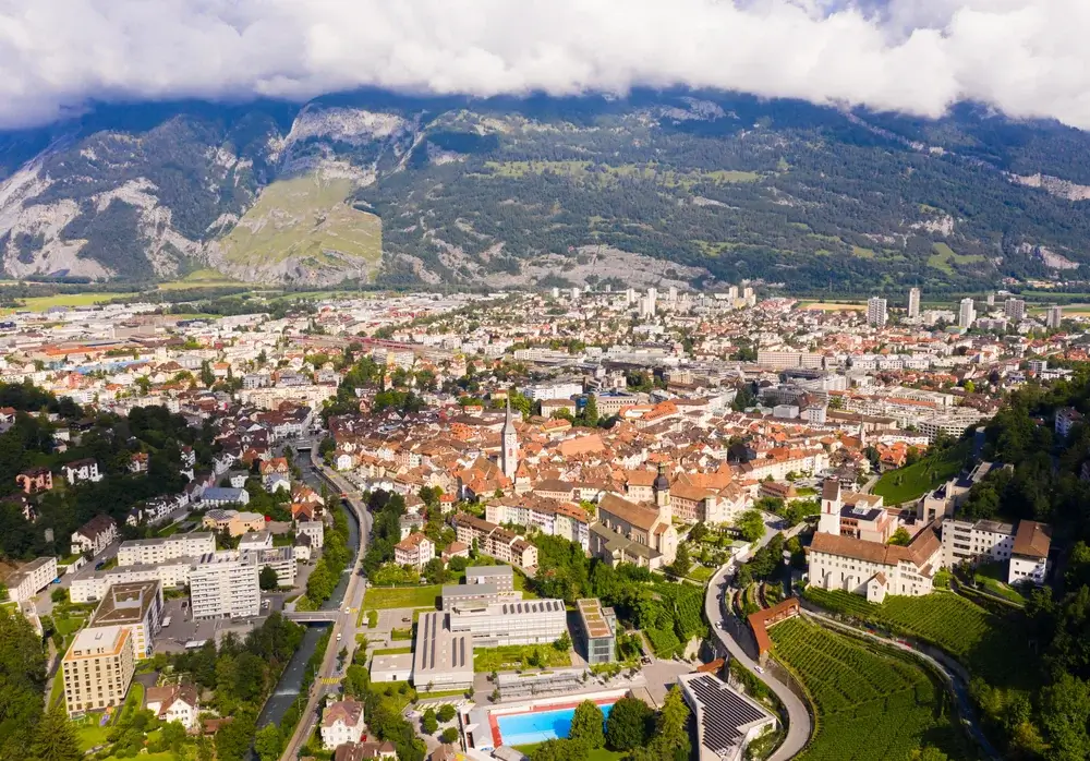 Luftfoto af Chur i Rhindalen med den gamle bydel, kirketårnene og bjergene omkring