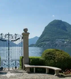 Smedejernsporten i Parco Ciani åbner ud mod Luganosøen og bjerget Monte San Salvatore