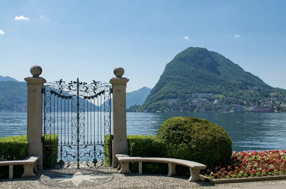 Smedejernsporten i Parco Ciani åbner ud mod Luganosøen og bjerget Monte San Salvatore