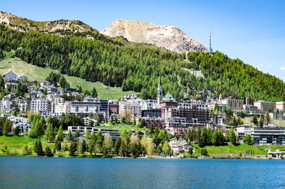 St. Moritz med hoteller og huse på skråningen over St. Moritz-søen i Engadin