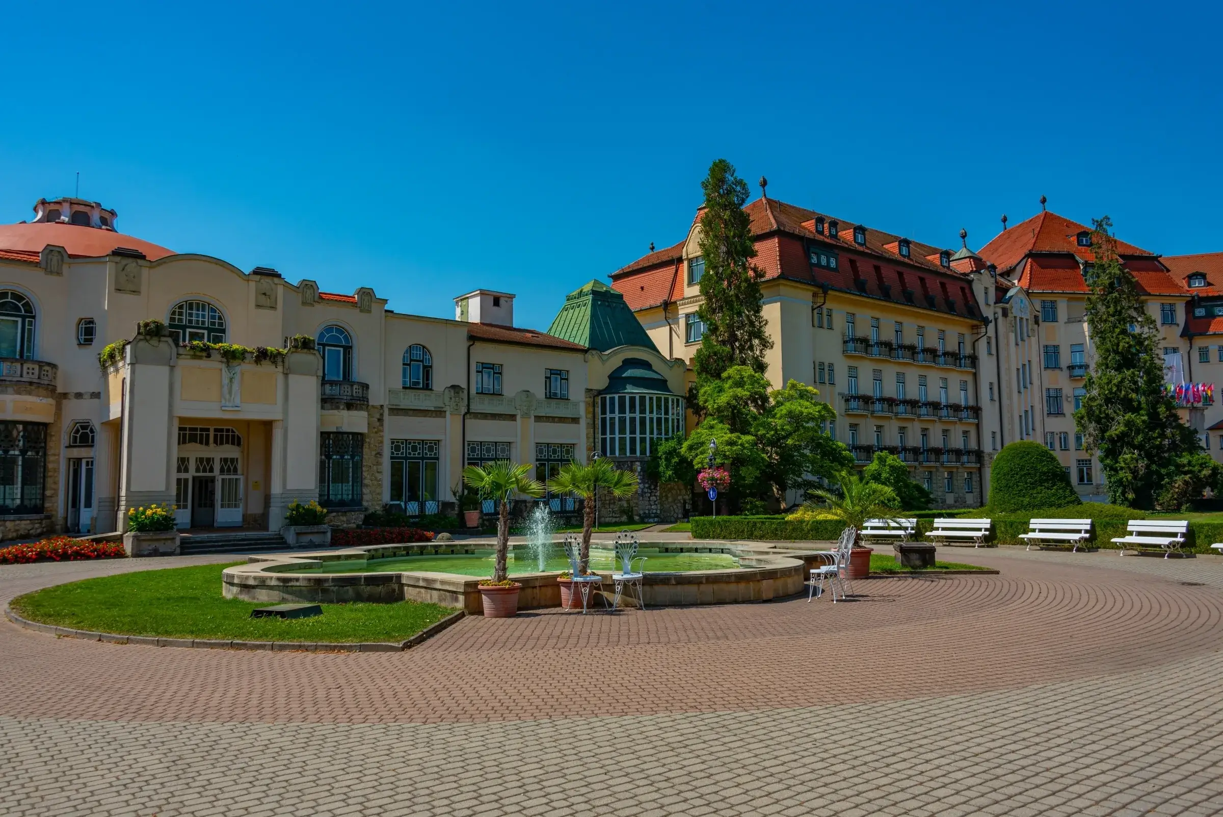 Kurparken med springvand foran Thermia Palace på kurøen i Piešťany