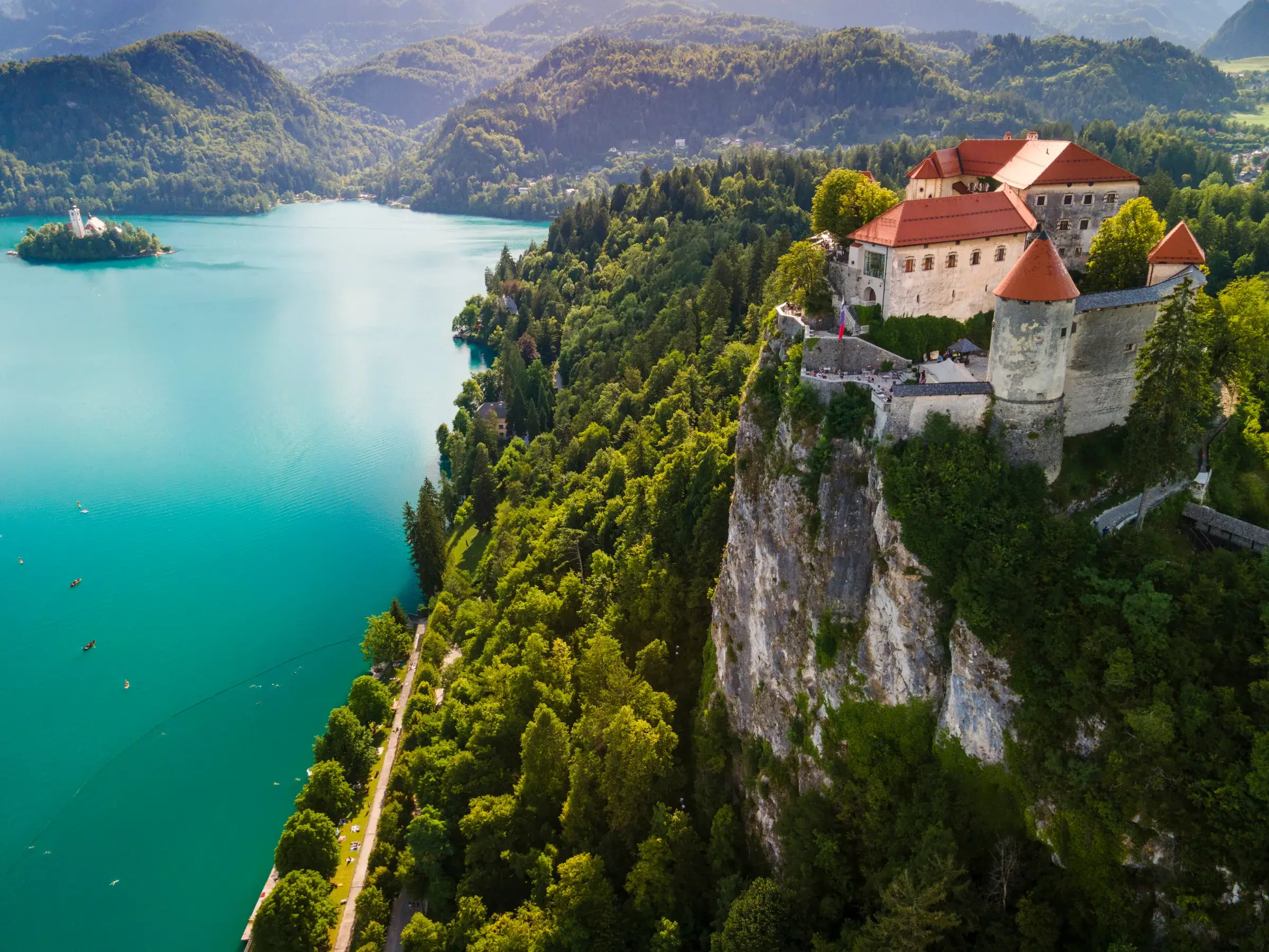 Bled-borgen på klippen over den turkise Bled-sø set fra luften
