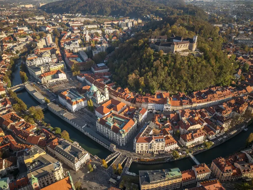Ljubljana set fra luften med Trippelbroen, floden Ljubljanica og borgen på bakken
