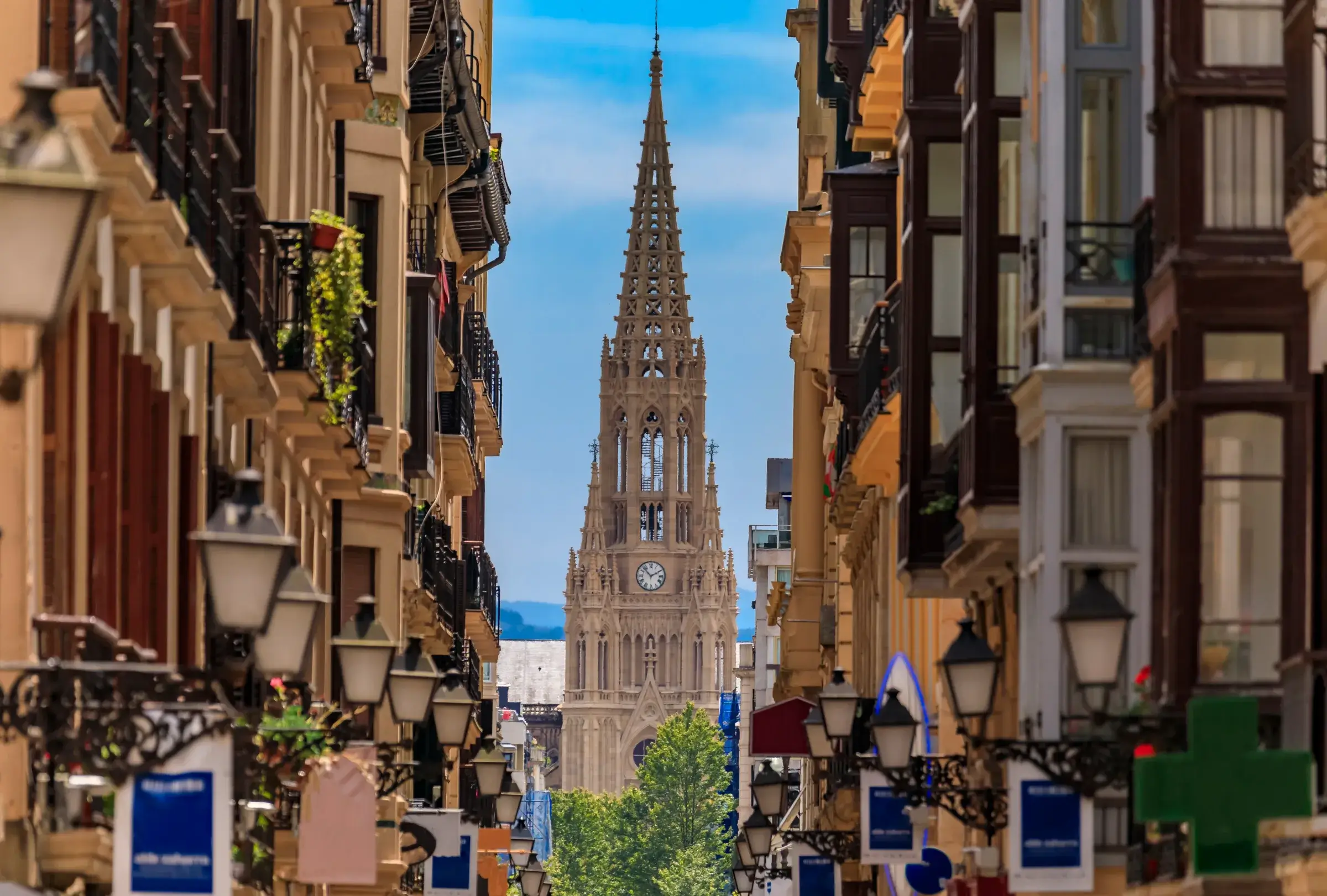 Gade i San Sebastián med altaner og katedralen Buen Pastor for enden