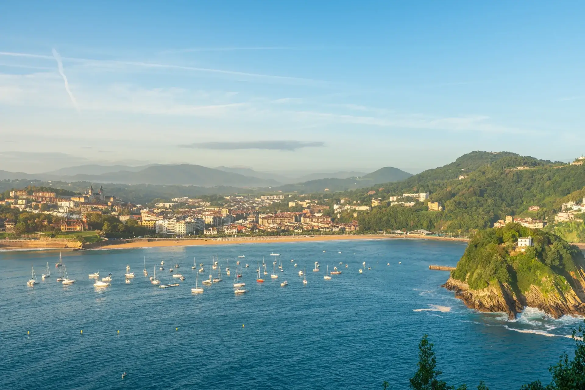 La Concha-bugten i San Sebastián set fra luften med sandstrand, byen og sejlbåde