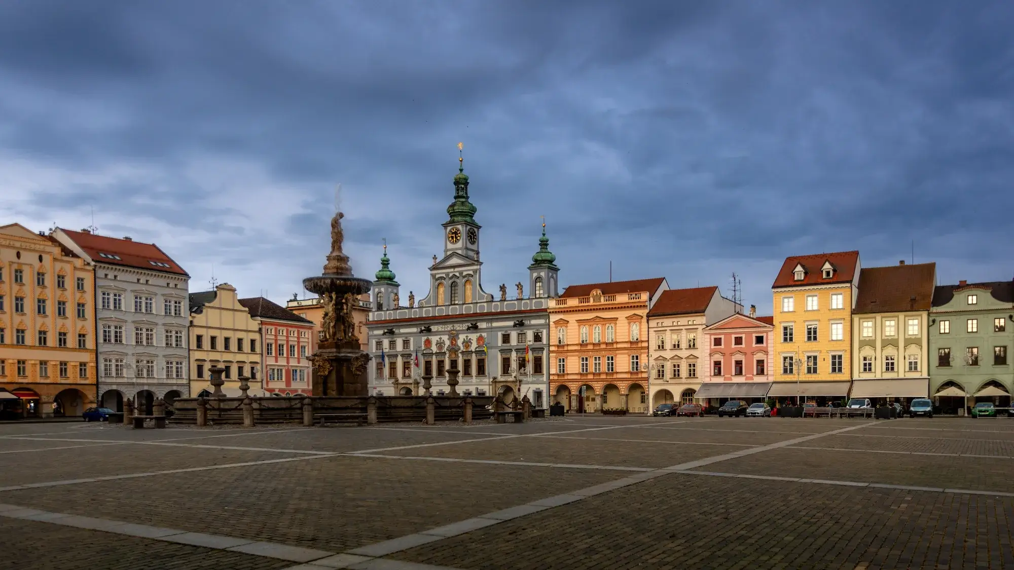 Samsons springvand og arkadehuse på torvet i České Budějovice