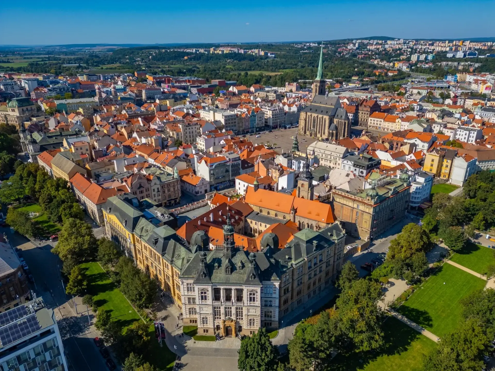 Den gamle by i Plzeň set fra luften med Sankt Bartolomæus-katedralen på Republikpladsen
