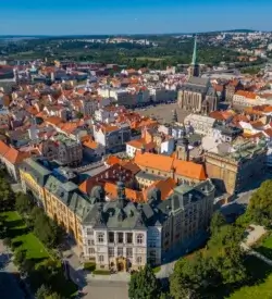 Den gamle by i Plzeň set fra luften med Sankt Bartolomæus-katedralen på Republikpladsen