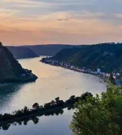 Rhinen slynger sig gennem dalen ved solnedgang set fra udsigtspunktet på Loreley