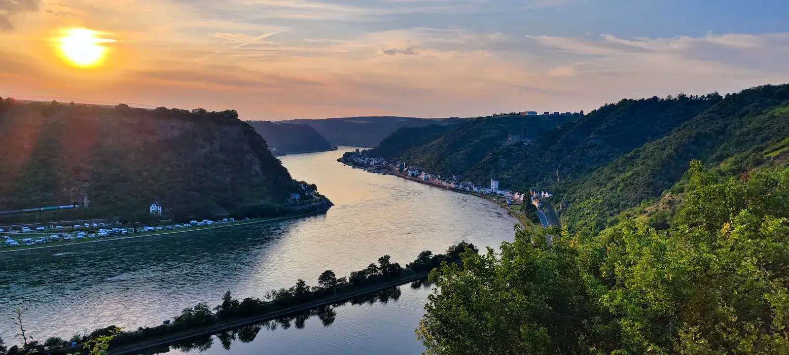 Rhinen slynger sig gennem dalen ved solnedgang set fra udsigtspunktet på Loreley