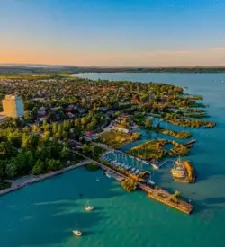 Lystbådehavn ved Balaton set fra luften i solnedgang