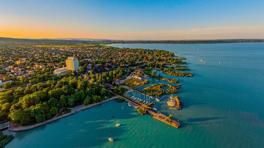 Lystbådehavn ved Balaton set fra luften i solnedgang