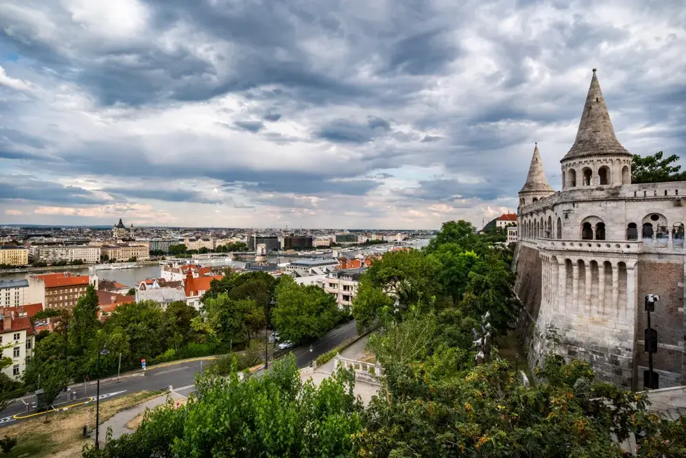 Fiskerbastionen på Buda-bakken med udsigt over Budapest