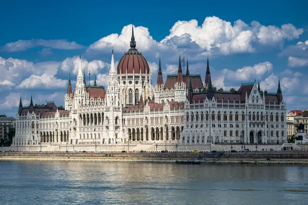 Det ungarske parlament ved Donau i Budapest