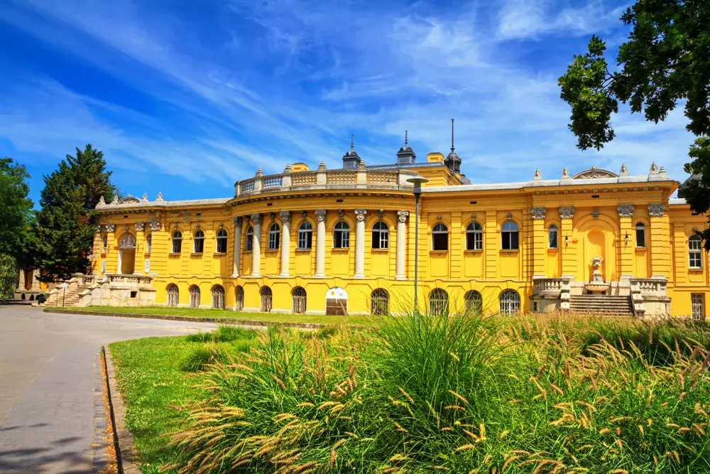 Udendørsbassinet i Széchenyi-badet i Budapest om sommeren