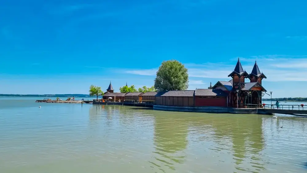 Badehuset på øen ud for Keszthely i Balaton