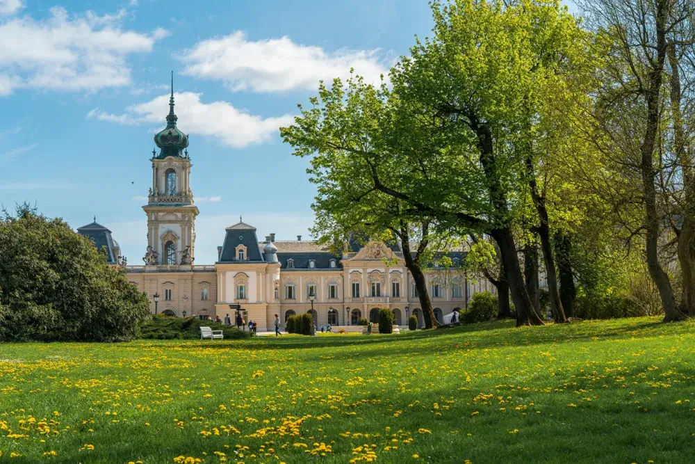 Festetics-slottet i Keszthely med springvand og have om foråret
