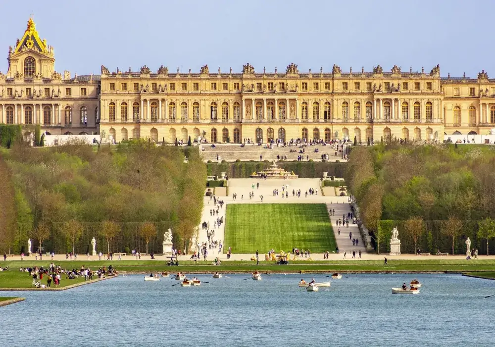 Slottet i Versailles med haven og den store kanal